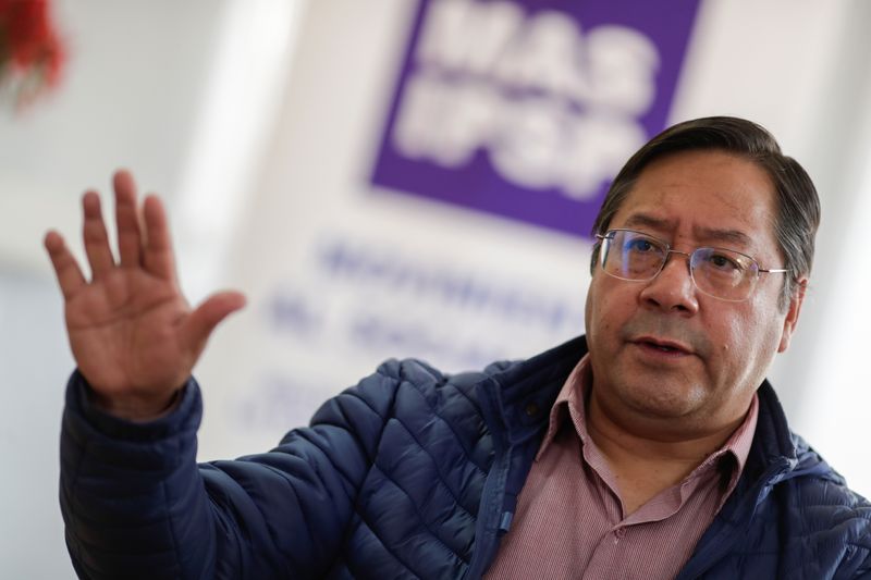 © Reuters. Luis Arce, candidato presidencial del partido Movimiento al Socialismo (MAS), habla durante una entrevista con Reuters en La Paz