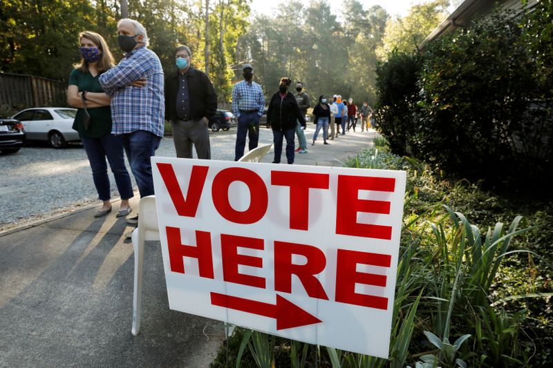 &copy; Reuters. FILE PHOTO: First day of in-person early voting for the national elections in Durham, North Carolina
