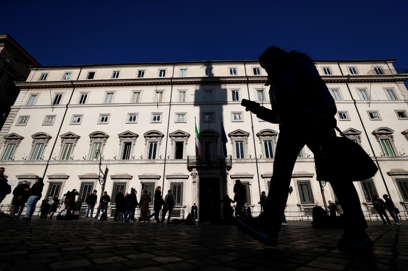&copy; Reuters. Una persona cammina davanti a Palazzo Chigi