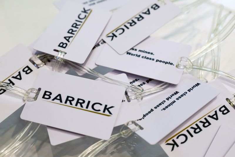 © Reuters. Souvenir luggage tags are displayed at a Barrick Gold Corp at the PDAC annual conference in Toronto