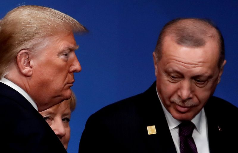 &copy; Reuters. FOTO DE ARCHIVO. El presidente de Estados Unidos, Donald Trump, y el presidente de Turquía, Tayyip Erdogan, asisten una cumbre de líderes de la OTAN en Watford, Reino Unido