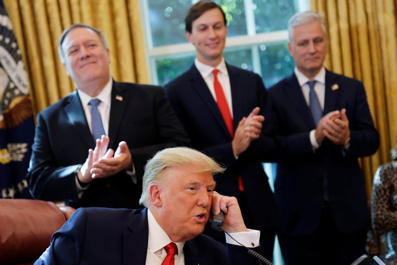 © Reuters. U.S. President Donald Trump is seen on the phone with leaders of Israel and Sudan  in the Oval Office at the White House in Washington