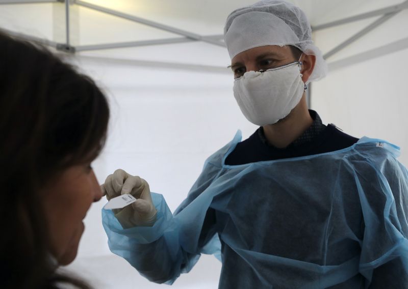 &copy; Reuters. FILE PHOTO: Coronavirus disease (COVID-19) testing centre in Nice