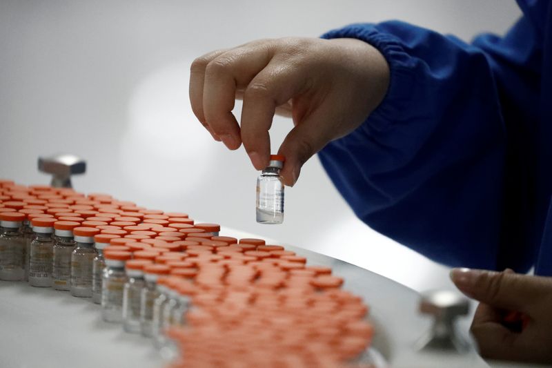 &copy; Reuters. Funcionário inspeciona frascos em unidade da chinesa Sinovac Biotech em Pequim