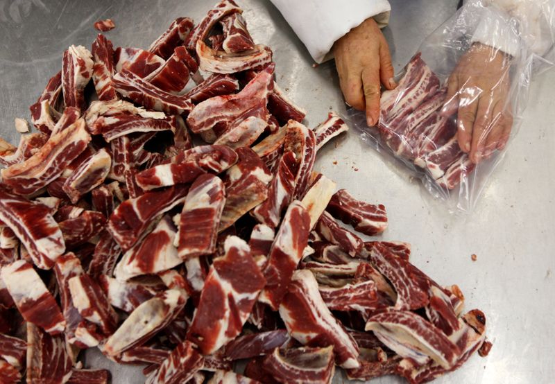 &copy; Reuters. Processamento de carne bovina em frigorífico da Marfrig