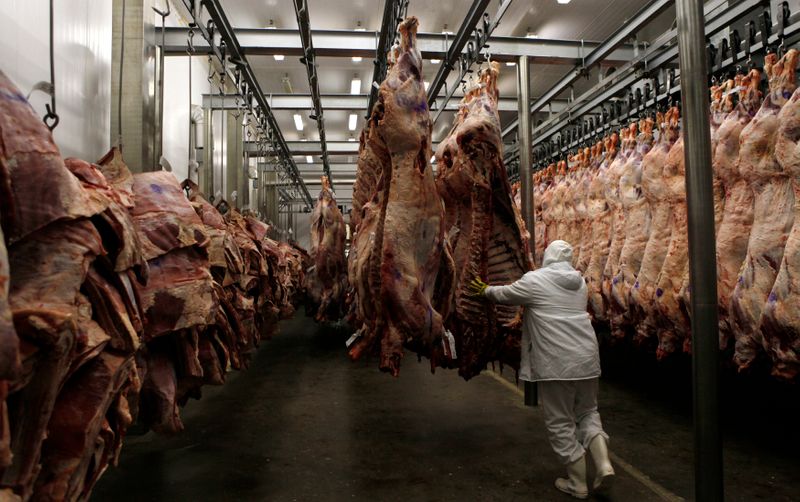 © Reuters. Processamento de carne bovina em frigorífico da Marfrig