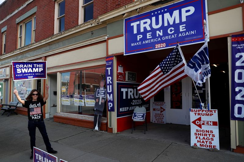 © Reuters. A supporter of U.S. President Donald Trump holds a campaign sign outside the Republican headquarters in Union City, Pennsylvania