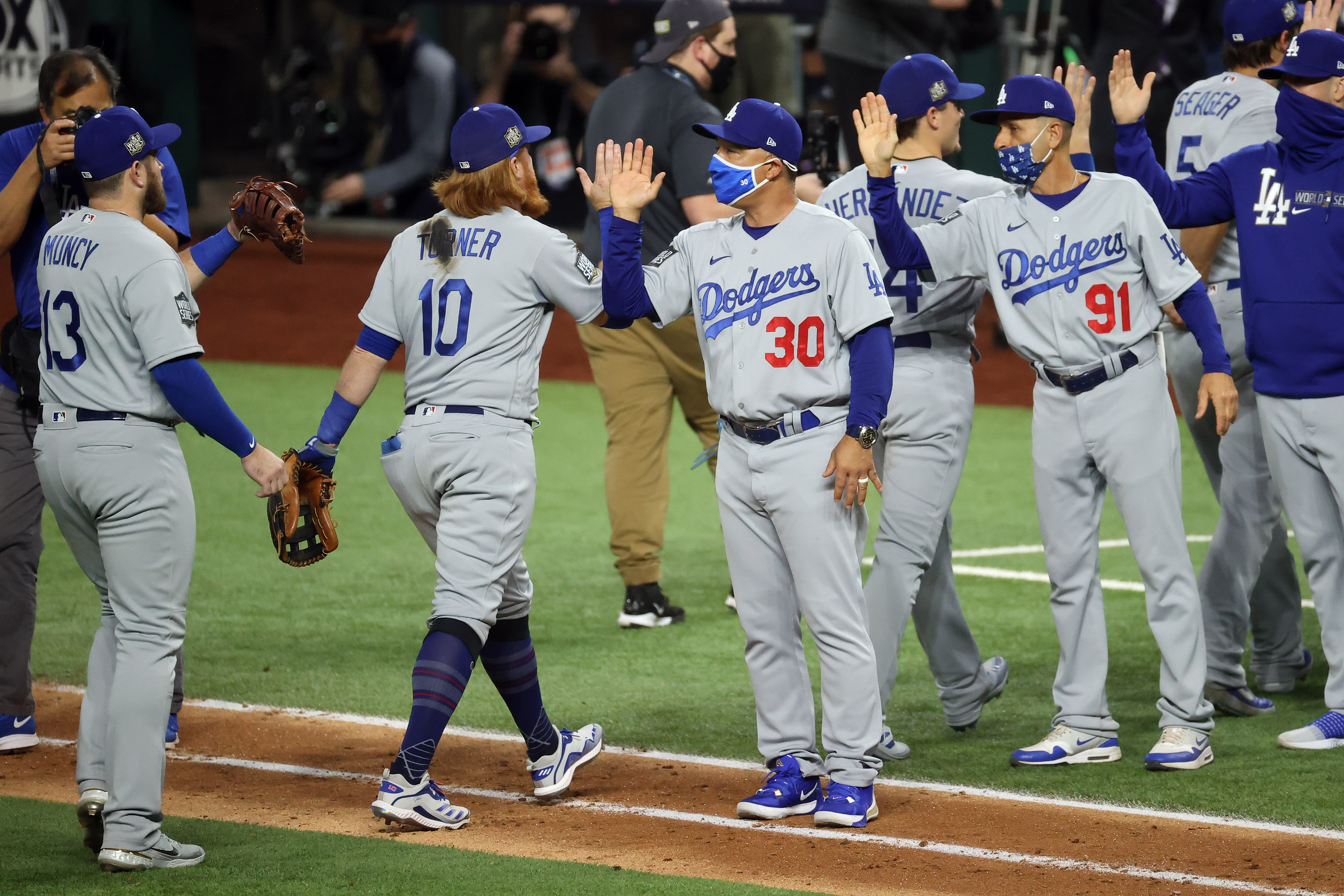 Dodgers bounce back to take 2-1 World Series lead