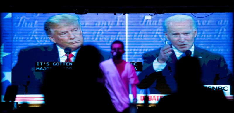 &copy; Reuters. FOTO DE ARCHIVO: Varias personas siguen el segundo debate electoral entre el presidente de Estados Unidos, Donald Trump, y el candidato demócrata a la presidencia, Joe Biden, en una pantalla de The Abbey Bar, en West Hollywood