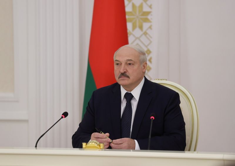 © Reuters. Belarusian President Lukashenko chairs a meeting in Minsk