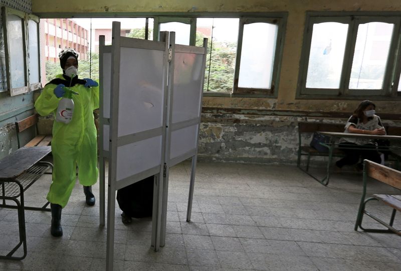 © Reuters. مصر تبدأ التصويت لانتخاب برلمان جديد