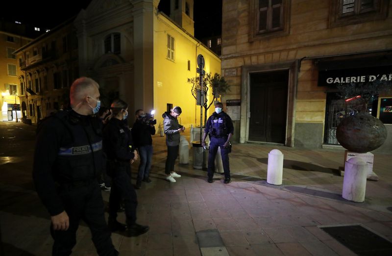 &copy; Reuters. Imagen de archivo de agentes de policía revisando a una persona en Niza mientras la ciudad se prepara para un toque de queda nocturno