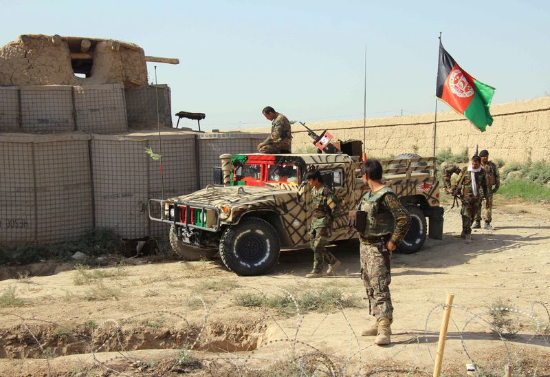 &copy; Reuters. Imagen de archivo referencial de soldados del Ejército Nacional Afgano (ANA) de pie junto a un puesto de control donde murieron 12 militares en la norteña ciudad de Kunduz