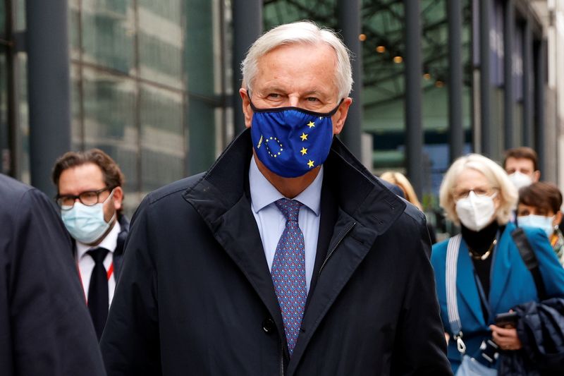 &copy; Reuters. El negociador de la Unión Europea, Michel Barnier, lleva una máscarilla al salir del centro de conferencias 1VS después de las negociaciones del Brexit en Londres, Gran Bretaña.