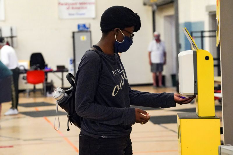 © Reuters. FILE PHOTO: Early voting begins in Texas