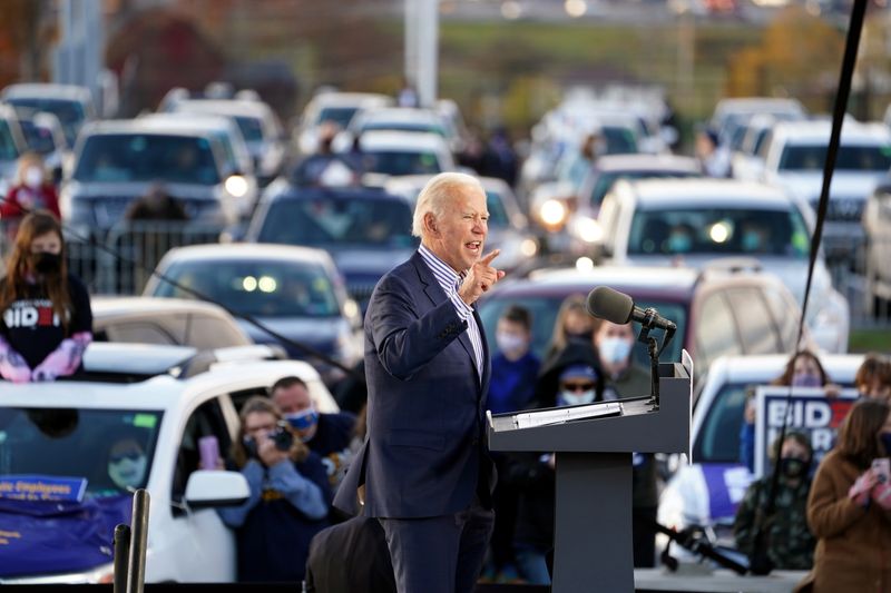 © Reuters. U.S. presidential candidate Biden holds drive-in campaign event in Dallas, PA