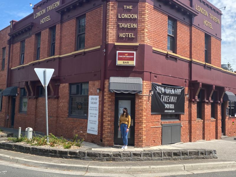 © Reuters. FILE PHOTO: Gina Cimarosti, manager of the London Tavern Hotel, stands outside her empty pub in Melbourne