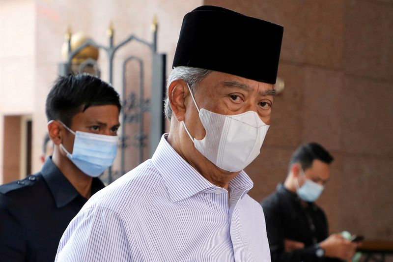 &copy; Reuters. FILE PHOTO: FILE PHOTO: Malaysia&apos;s Prime Minister Muhyiddin Yassin wearing a protective mask arrives at a mosque for prayers, amid the coronavirus disease (COVID-19) outbreak in Putrajaya