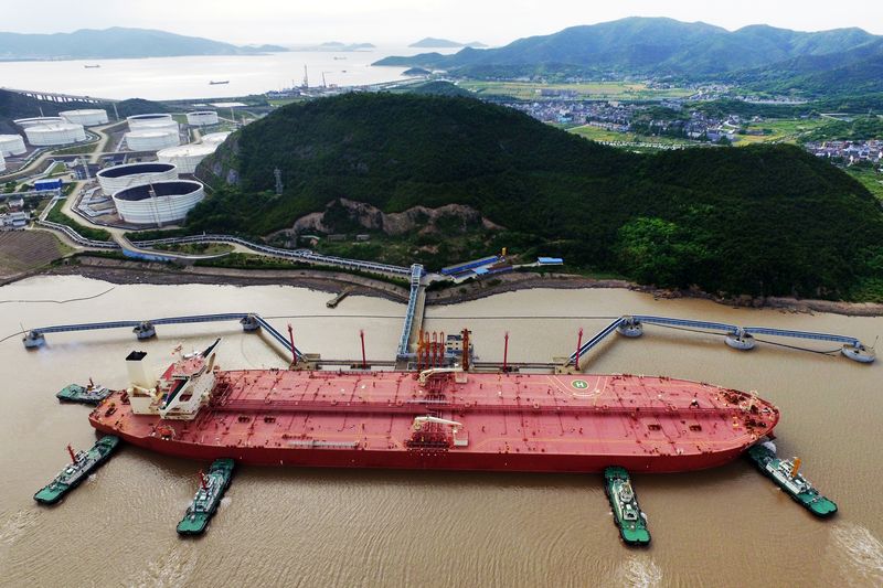 © Reuters. Oil tanker is seen at a crude oil terminal in Ningbo Zhoushan port