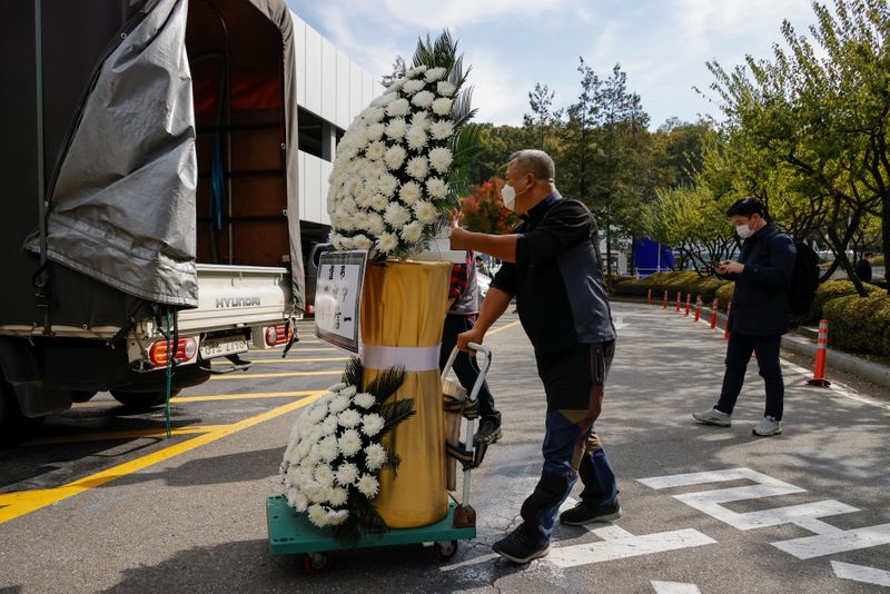 © Reuters. The funeral of Lee Kun-hee, leader of Samsung Group, in Seoul