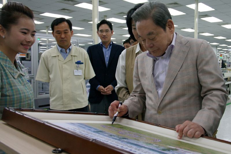 © Reuters. Samsung group chairman Lee Kun-hee visits a business site in Vietnam