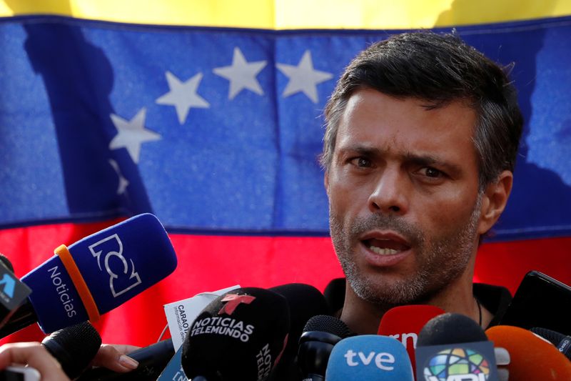 &copy; Reuters. مصادر لرويترز: المعارض الفنزويلي ليوبولدو لوبيز يصل إسبانيا الأحد