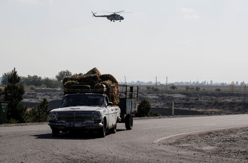 &copy; Reuters. Un helicóptero de las fuerzas militares de Azerbaiyán cerca de Terter