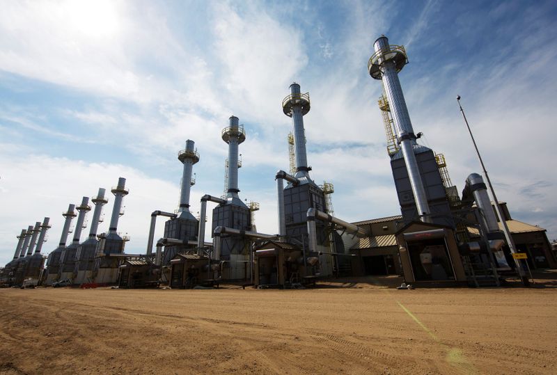 &copy; Reuters. FILE PHOTO: Rows of steam generators line a road at the Cenovus Energy Christina Lake SAGD project south of Fort McMurray, Alberta, Canada