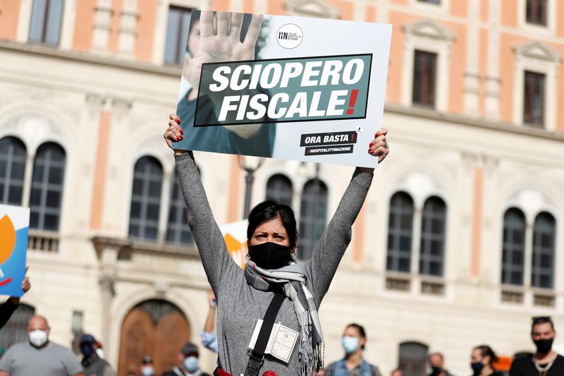 &copy; Reuters. Protesta en Roma contra las restricciones por el coronavirus