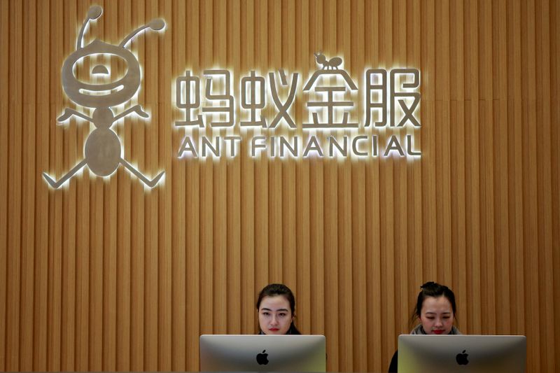 &copy; Reuters. FOTO DE ARCHIVO: Dos trabajadoras en la recepción de la sede de Ant Financial Services Group de Hangzhou