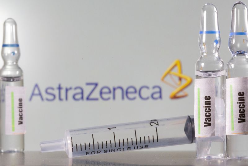 &copy; Reuters. FOTO DE ARCHIVO: Varias ampollas médicas con la etiqueta &quot;Vacuna&quot; en inglés y una jeringa médica frente al logotipo de AstraZeneca