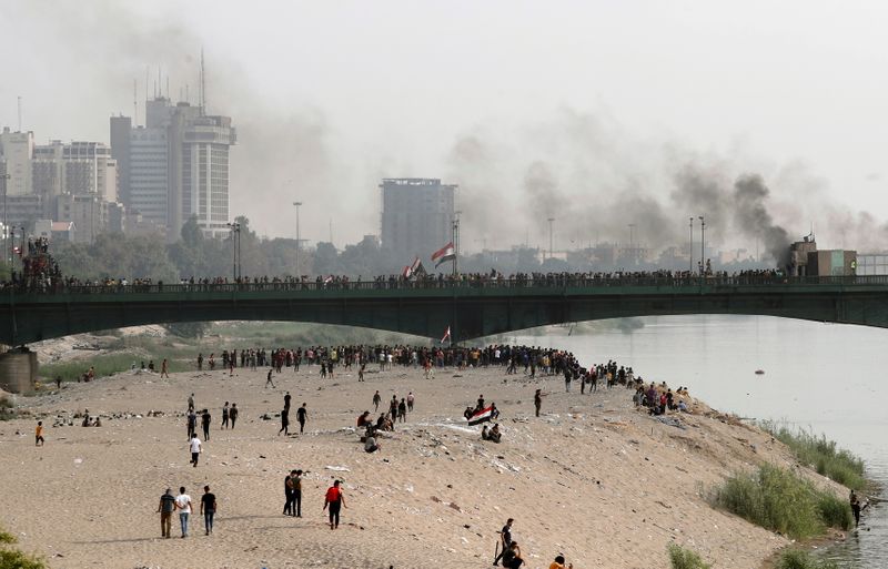 &copy; Reuters. قوات الأمن العراقية تطلق مدافع المياه والغاز المسيل للدموع على محتجين في بغداد