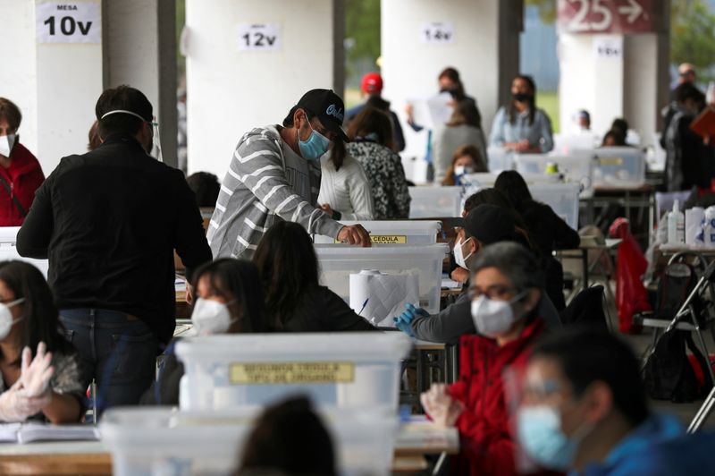 &copy; Reuters. Homem vota durante plebiscito sobre nova Constituição em Santiago, no Chile