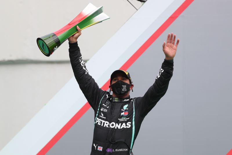 © Reuters. هاميلتون يتجاوز شوماخر وينفرد بالرقم القياسي برصيد 92 انتصارا في فورمولا 1