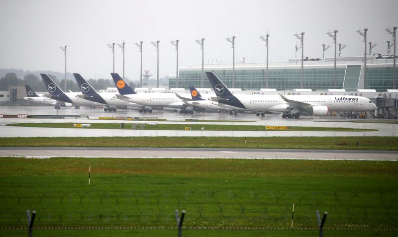 &copy; Reuters. FILE PHOTO: Airplanes of German carrier Lufthansa stand on the tarmac at Munich International Airport