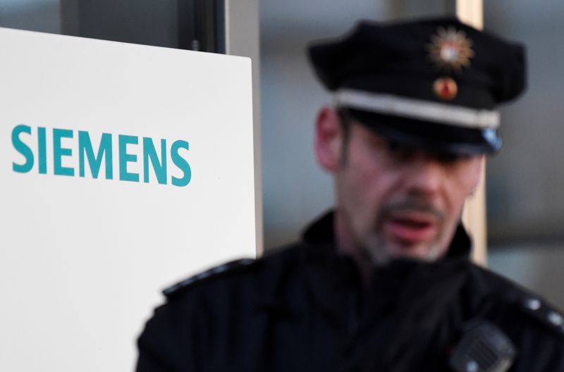&copy; Reuters. FILE PHOTO: Climate activists protest in front of the Siemens office in Hamburg