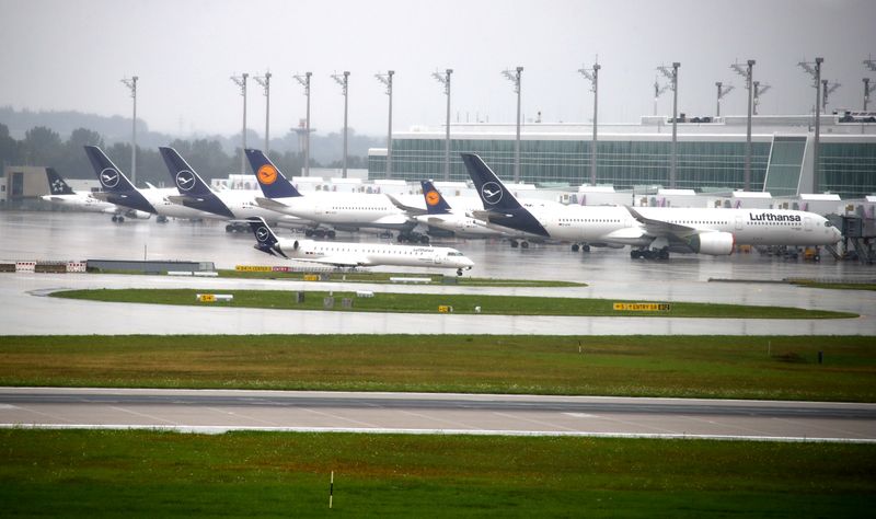 &copy; Reuters. FILE PHOTO: Airplanes of German carrier Lufthansa stand on the tarmac at Munich International Airport