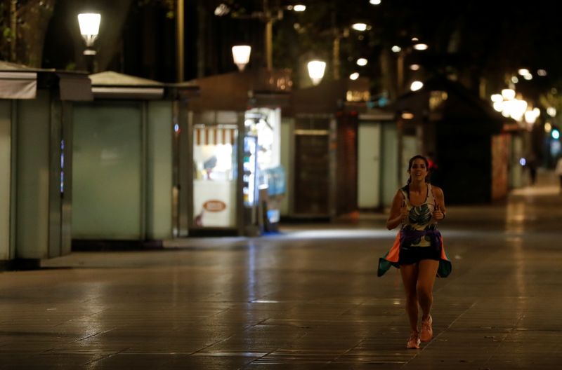 © Reuters. Una mujer corre en Las Ramblas durante el primer día del toque de queda nocturno, parte de un esfuerzo por controlar el brote de la enfermedad del coronavirus (COVID-19), en Barcelona, España.
