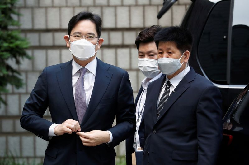 © Reuters. FILE PHOTO: Samsung Group heir Jay Y. Lee arrives for a court hearing to review a detention warrant request against him at the Seoul Central District Court in Seoul