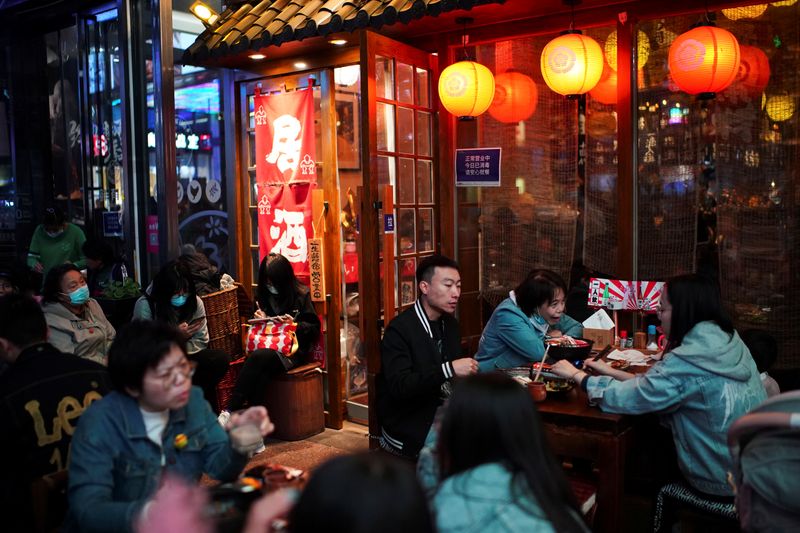 © Reuters. People dine at a restaurant in Beijing