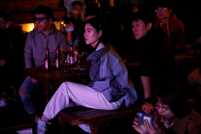 © Reuters. People enjoy a concert of a rock band at Temple bar, following the coronavirus disease (COVID-19) outbreak, in Beijing
