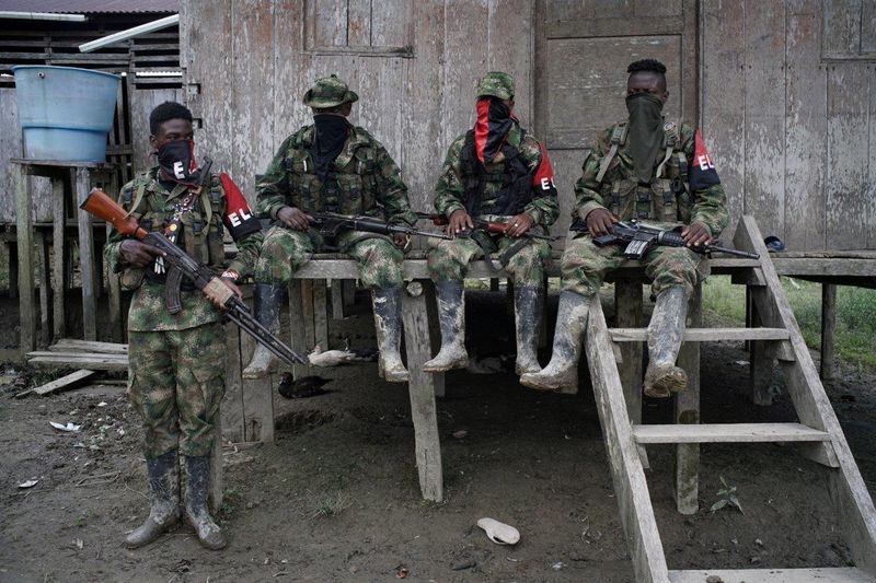 &copy; Reuters. Foto de Archivo. Guerrilleros del Ejército de Liberación Nacional (ELN) descansan frente a una casa en una zona selvática del departamento del Chocó, Colombia