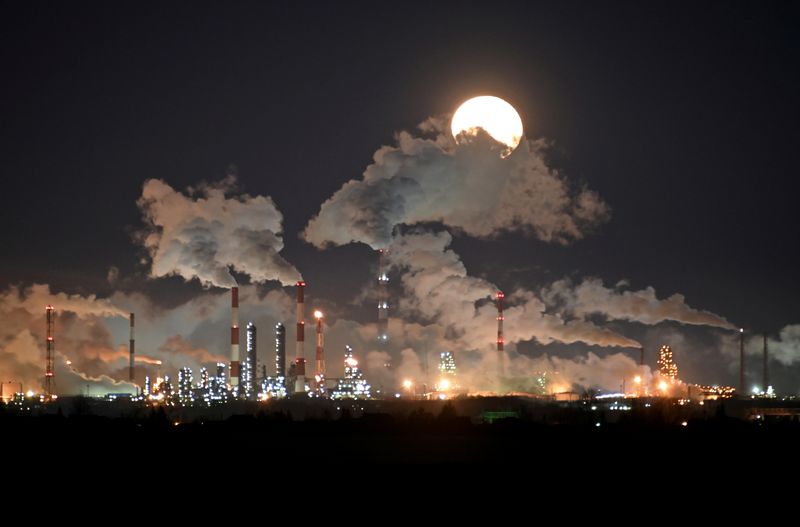 &copy; Reuters. FILE PHOTO: Full moon rises over the Gazprom Neft&apos;s oil refinery in Omsk