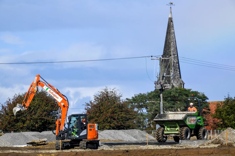 © Reuters. FILE PHOTO: Construction work takes place in Ashford