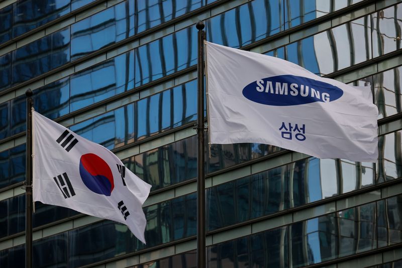 &copy; Reuters. A flag bearing the logo of Samsung flutters in front of its office building in Seoul