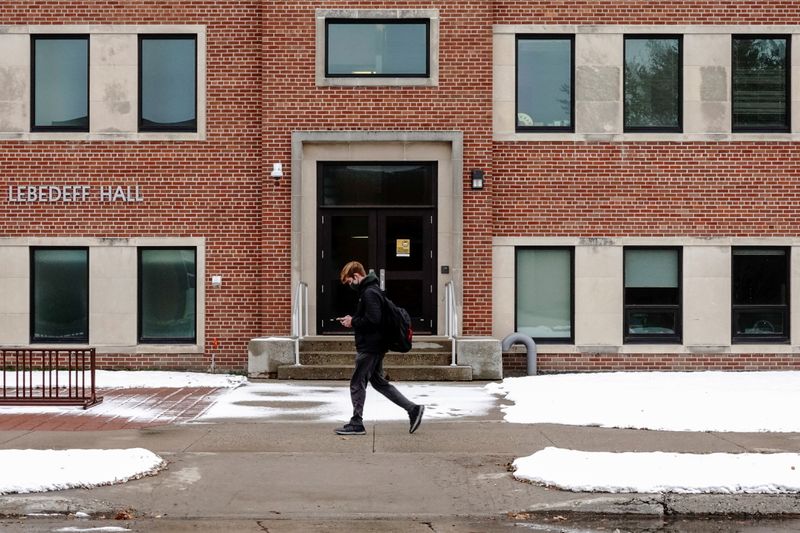 &copy; Reuters. Un estudiante de la Universidad Estatal de Dakota del Norte (NDSU) portando una mascarilla pasa por delante de Evelyn Morrow Lebedeff Hall  en Fargo, Dakota del Norte, EEUU, el 25 de octubre de 2020