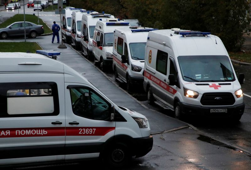 &copy; Reuters. Ambulances queue before driving onto the territory of a hospital in Saint Petersburg