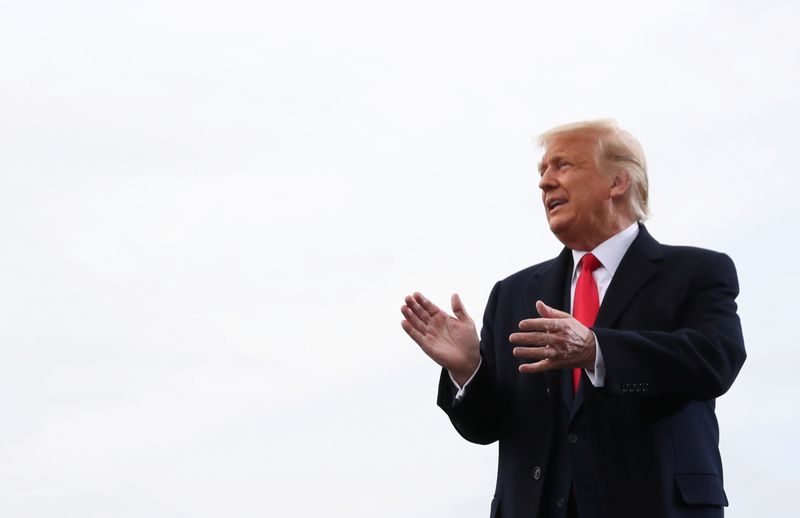 &copy; Reuters. FOTO DE ARCHIVO:  El presidente de los Estados Unidos Donald en un mitin de campaña en Londonderry, New Hampshire, EEUU