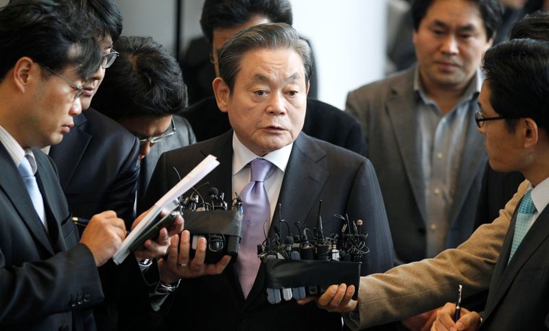&copy; Reuters. FOTO DE ARCHIVO: El presidente de Samsung Electronics, Lee Kun-hee, en el centro, responde a las preguntas de los periodistas a su llegada a la sede de la empresa en Seúl el 1 de diciembre de 2010