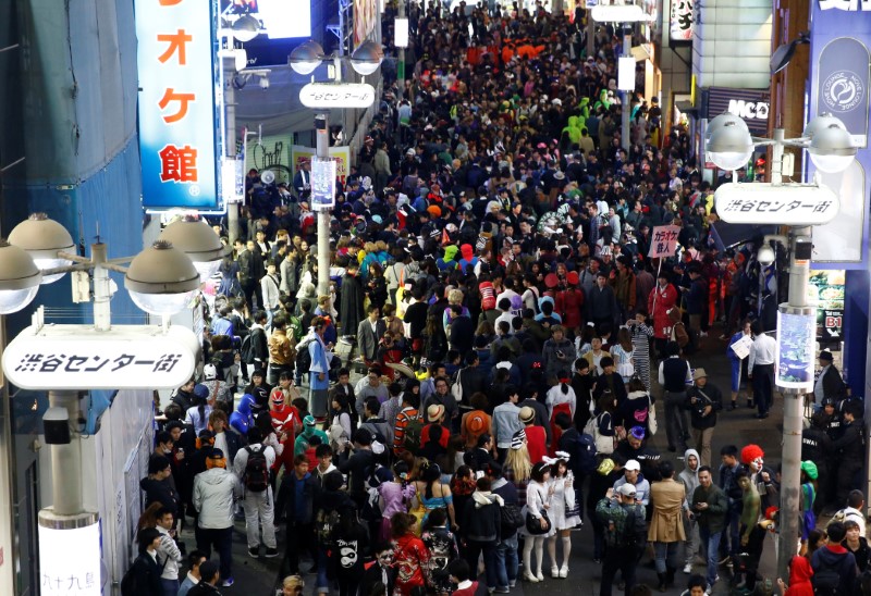 &copy; Reuters. ハロウィーン・大みそかなどの感染対策、政府が都道府県知事に通達